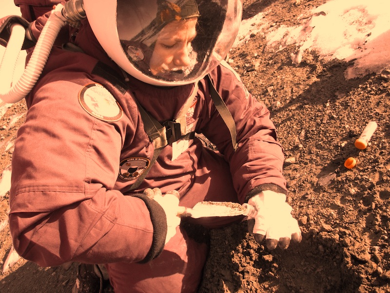 La géologue Margarita Marinova en train de récolter des échantillons de sol martien, à moins qu'il ne s'agisse du sol de l'île de Marambio, au large de la péninsule de Palmer en Antarctique. © Jon Rask