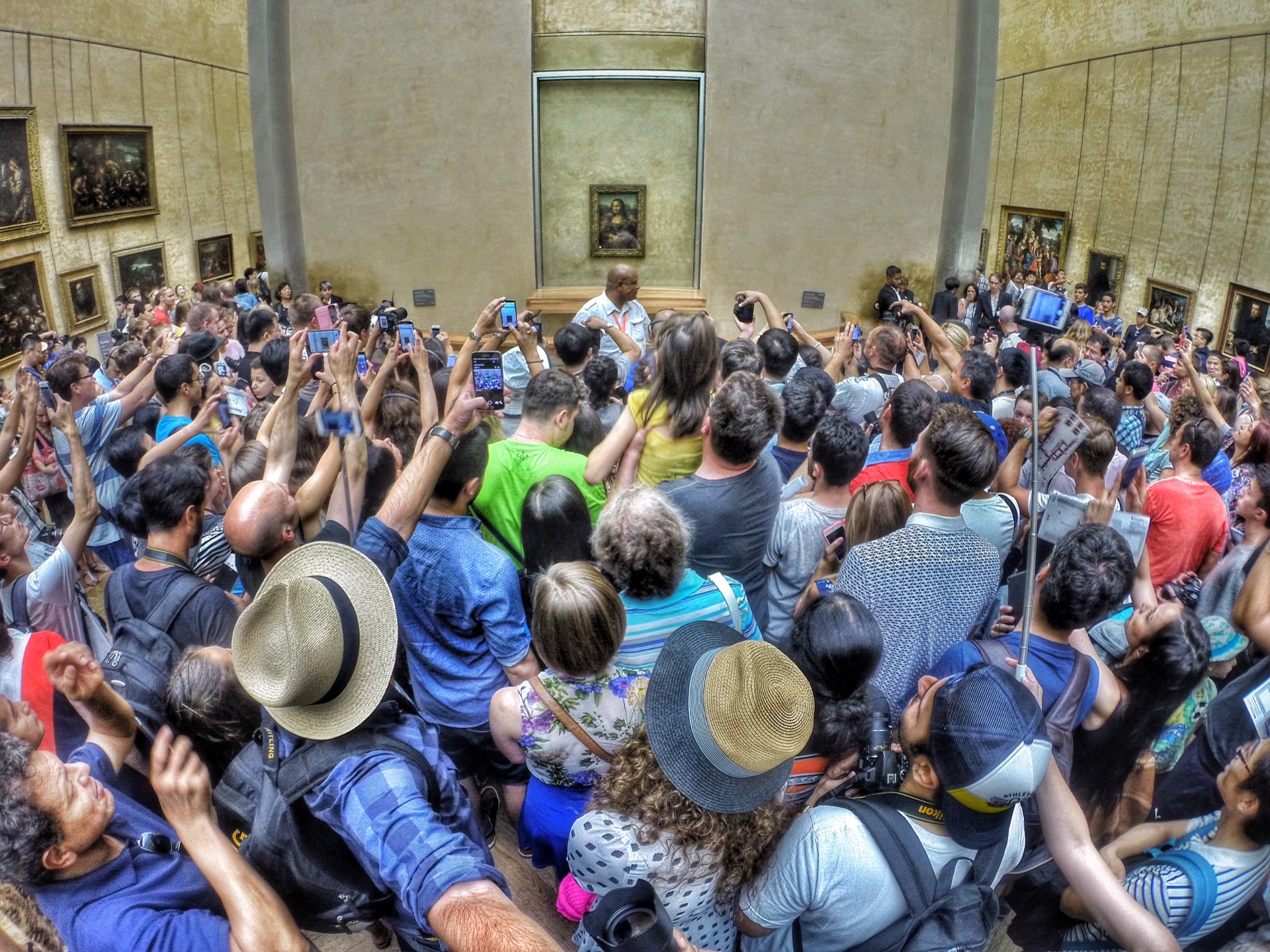 La foule devant la Joconde, le tableau de Léonard de Vinci. Palais du Louvre, Paris. © Max Fercondini, Wikimedia Commons, CC by-sa 4.0
