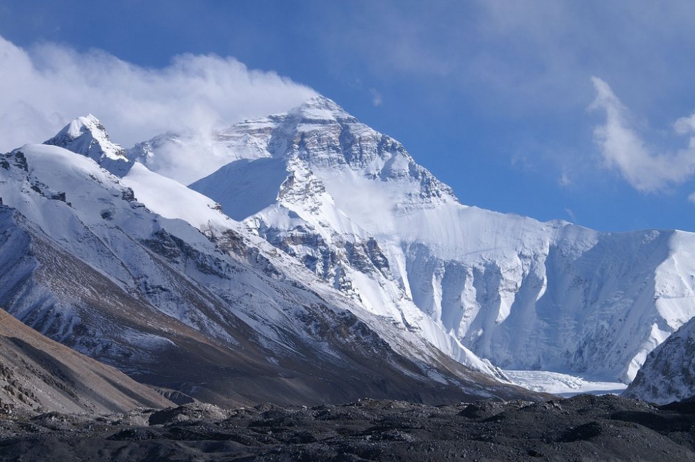 Le mont Everest, dans l'Himalaya, vu du camp de base (côté népalais). Sur le sommet le plus élevé de la Terre, qui culmine à 8.848 m, la pression atmosphérique est le tiers de celle au niveau de la mer. Un même volume d'air (par exemple chaque respiration d'un montagnard) contient trois fois moins de molécules. Mais les proportions restent les mêmes : il y a toujours, par exemple, 21 % d'oxygène et 78 % d'azote. © Rupert Taylor-Price, Flickr, cc&nbsp;by 2.0