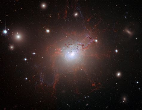 La galaxie NGC 1275 entourée de ses immenses bras tentaculaires. Crédit Nasa/Hubble