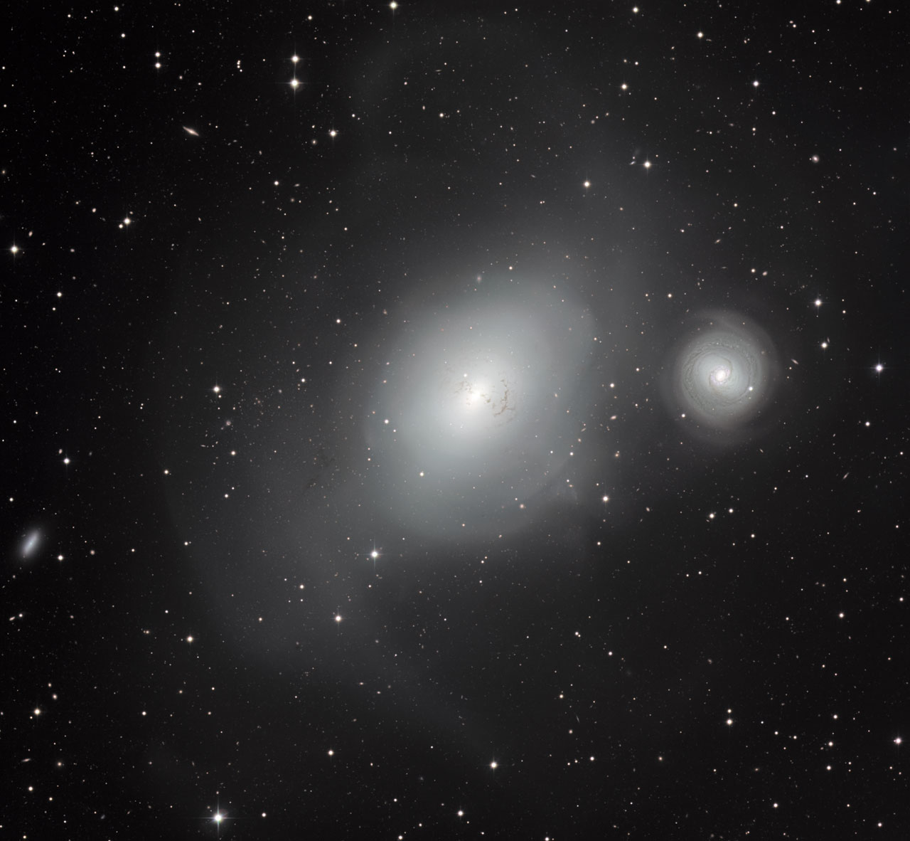 Les deux galaxies NGC 1316 (au centre) et 1317 (à droite) ont beau être proches, elles ne se ressemblent en rien. © Eso