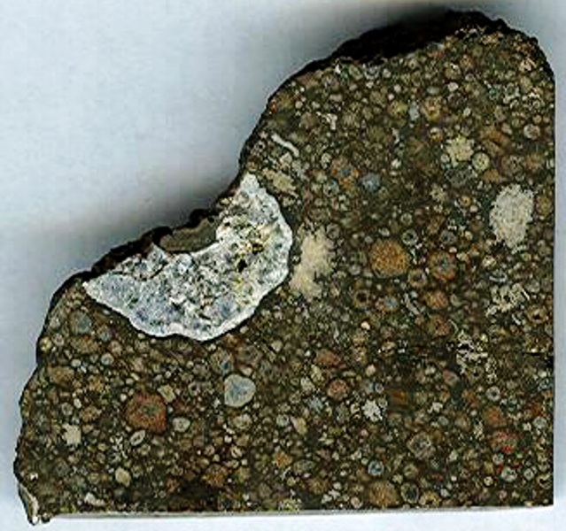 Un fragment de la météorite Northwest Africa 2364 tombée dans le désert du Sahara marocain. Crédit : T. E. Bunch