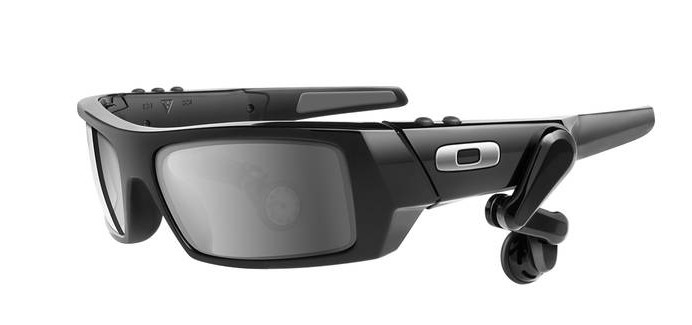 D’après la rumeur, le prototype de lunettes développé par Google ressemblerait assez à ces lunettes MP3 vendues par Oakley. © Oakley