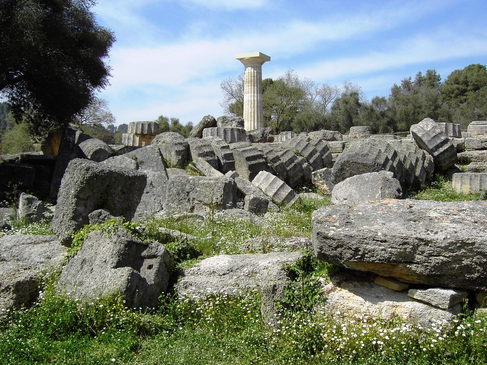 Les ruines du temple de Zeus à Olympie. © Napoleon Vier-Wikipédia
