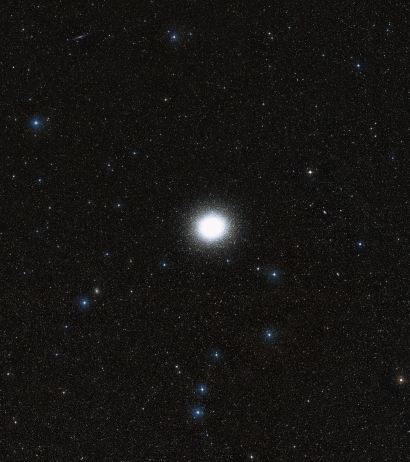 Omega Centauri tel qu'il apparaît avec une vue moins rapprochée. Crédit : Nasa, Esa, Digitized Sky Survey 2