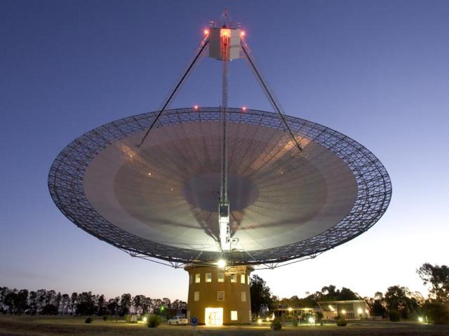 Le radiotélescope de Parkes a été combiné à d'autres radiotélescopes australiens pour des expériences de&nbsp;VLBI en 2007 dans le but d'écouter Gliese 581.&nbsp;©&nbsp;Shaun Amy (CSIRO Parkes Observatory) 