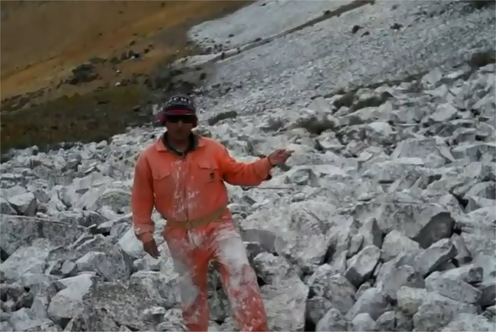L'équipe à l'œuvre sur les pentes du pic Chalón Sombreron dans les Andes péruviennes, en 2010. Une tentative de géo-ingénierie très modeste, peut-être dérisoire, mais il faut bien tenter quelque chose. © Glacieres Peru
