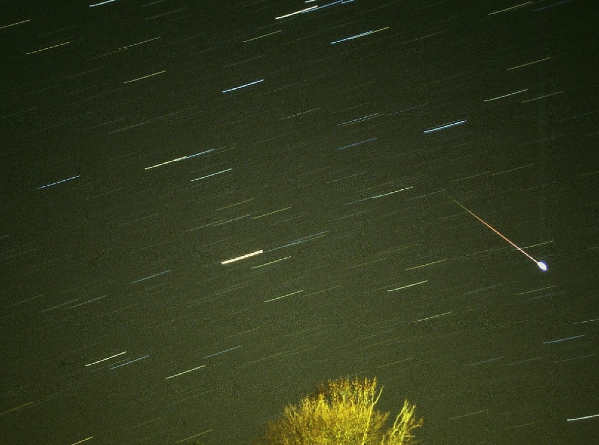 Avec un peu de chance, vous pourrez enregistrer photographiquement le passage d'un brillant météore. Crédit J.-B. Feldmann