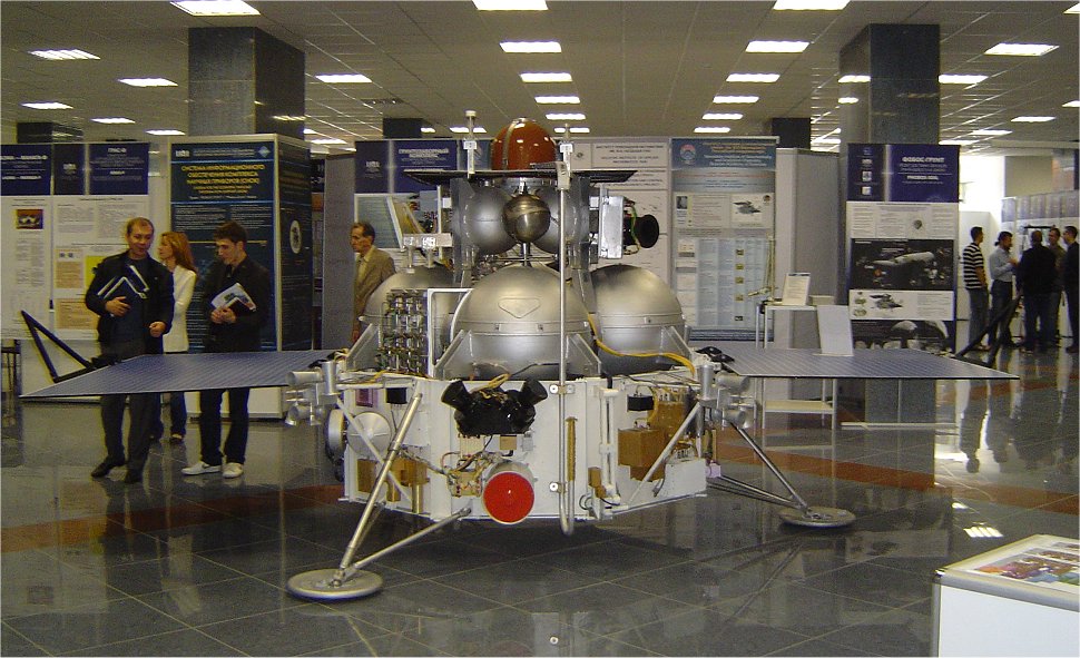 Maquette de Phobos-Grunt, présentée par le Cnes (Centre national d'études spatiales) qui a plusieurs expériences à bord. © Cnes
