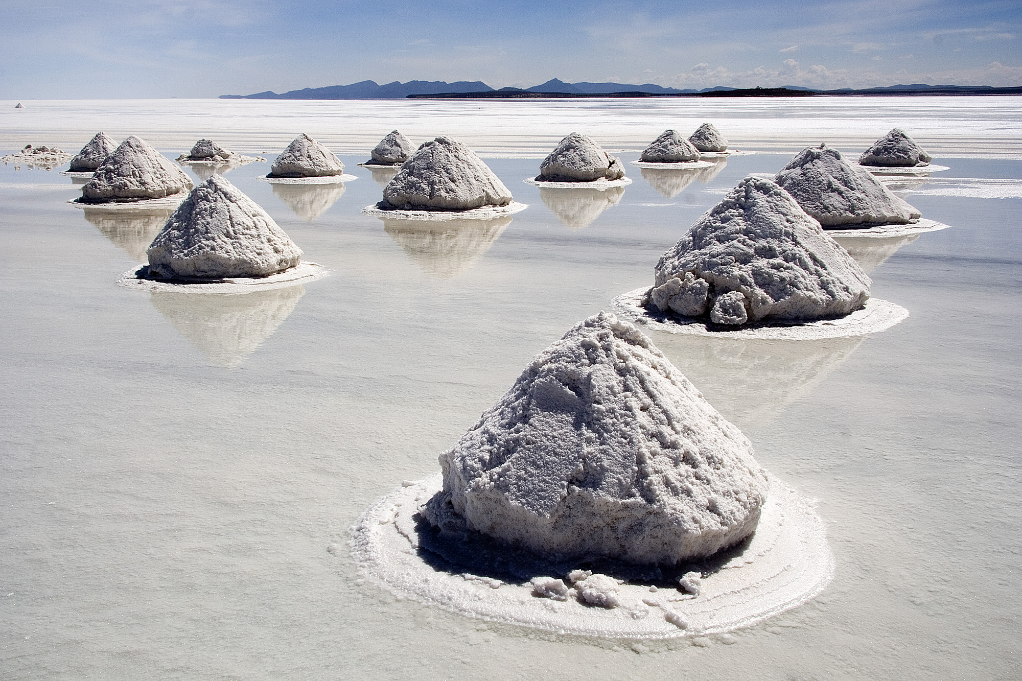 Le salar de Uyuni est le plus grand désert de sel du monde. Situé en Bolivie, il recouvre une vaste réserve de lithium. Sa formation remonte à 10.000 ans, quand l'étendue d'eau salée était une partie du lac Minchin, un lac préhistorique géant. Ainsi, comme pour les marnes du Jura, c'est une source de sel gemme. © Luca Galuzzi, cc by sa 2.5