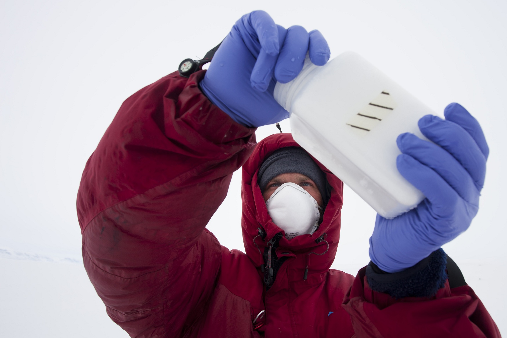 En avril 2011, Julien Cabon et Alan Le Tressoler ont mis au point leurs équipements et leurs méthodes de travail sur la banquise de la côte est du Groenland. Il s'agissait aussi d'une mission scientifique à part entière. On voit ici un prélèvement de glace qui servira à des analyses de microbiologie marine au laboratoire Ampère (CNRS). © Raphaël Demaret