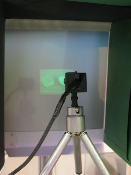 De la taille d'un petit appareil photo, ce prototype envoie une image à trente centimètres. L'équipe qui l'a mis au point peut le miniaturiser encore. © IOF