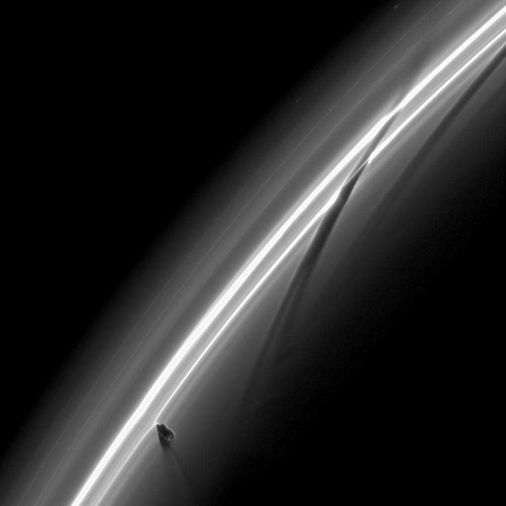 Sur cette nouvelle image prise le 14 janvier 2009, Prométhée pénètre et interagit avec l’anneau F, y laissant un sillon et de nombreuses perturbations. Crédit Nasa/Cassini