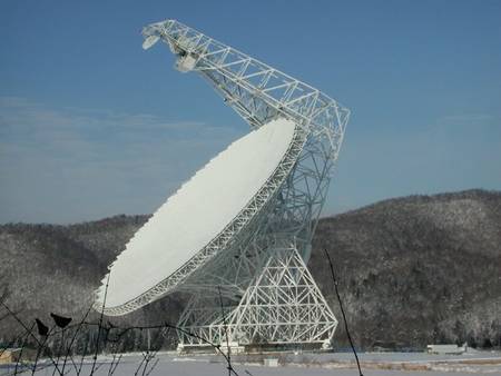 Une vue du radiotélescope de Green Bank. © NRAO