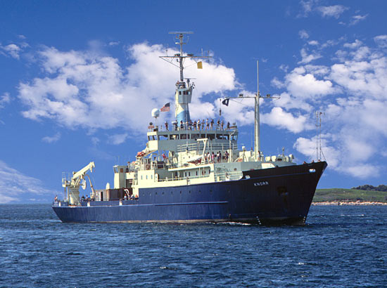 La campagne d'échantillonnage dans&nbsp;la gyre du Pacifique nord a été menée à partir du navire océanographique&nbsp;RV Knorr. Ce vaisseau est équipé d'un système à piston permettant la réalisation de carottes de sédiments longues de&nbsp;46 m.&nbsp;©&nbsp;Woods Hole Oceanographic Institution