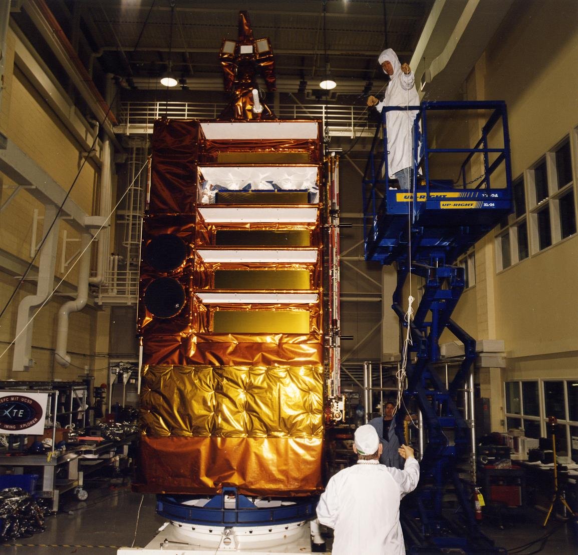 Le satellite RXTE lors de tests en 1995. © Nasa