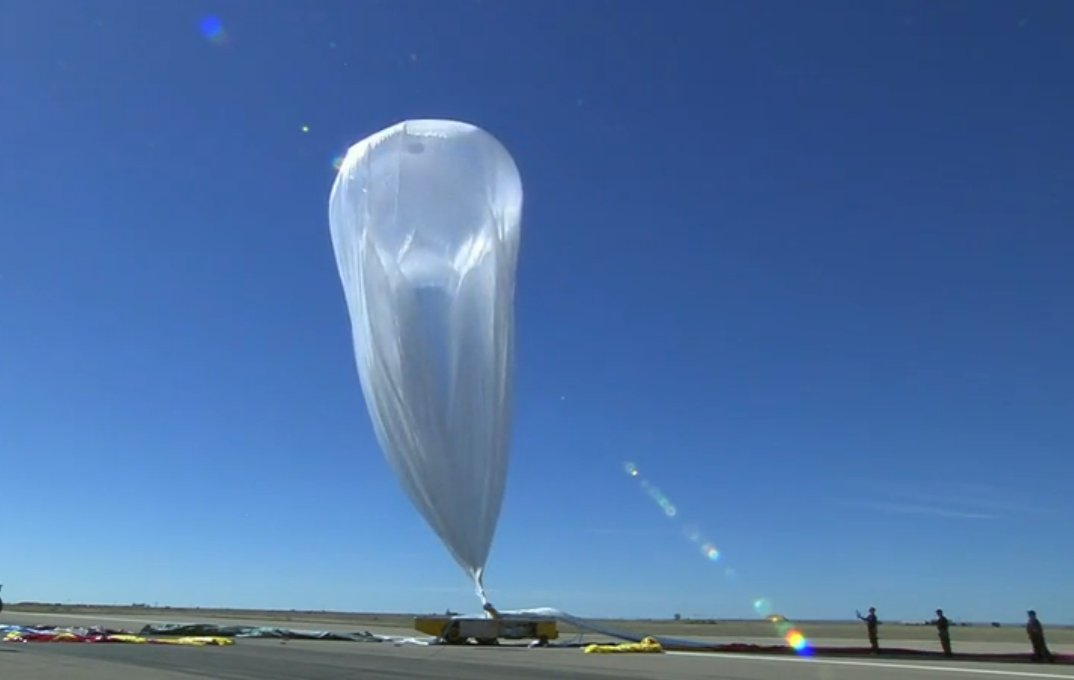 Le vent malmène le ballon d'hélium. Les rafales atteignent par moment 40 km/h. Le décollage est compromis. L'équipe au sol décide d'interrompre les opérations. Felix Baumgartner, très déçu, va bientôt sortir de la capsule. Il devra attendre une autre occasion pour son saut depuis la stratosphère. © Red Bull/YouTube