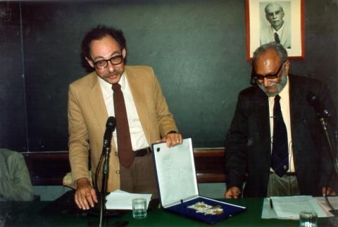 A gauche, Sidney R. Coleman et à droite le prix Nobel Abdus Salam à l'occasion de la remise de la médaille Dirac en 1991. Crédit : ICTP