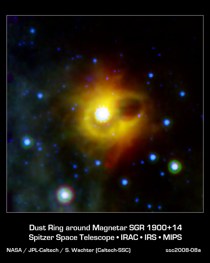 Le magnétar n'est pas visible sur cette image en IR. Il est au centre de l'anneau entourant la région sombre. La zone brillante au centre est un amas de jeunes étoiles.