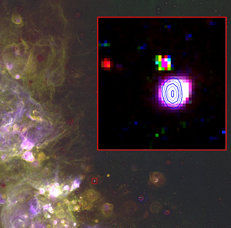 Cette image prise dans le domaine optique montre une région du Petit Nuage de Magellan dans laquelle se trouve une source radio associée selon les chercheurs à une super-nébuleuse. La boîte rouge et le zoom sur cette dernière montre cette région et les courbes d’intensité du signal radio. Crédit : The Royal Astronomical Society