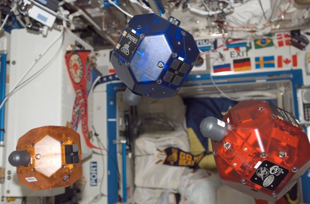 Trois robots Spheres flottant dans le laboratoire Destiny de la Station spatiale. © Nasa