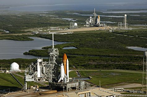 La navette Atlantis sur son site de lancement, alors que la mission (STS-125) était encore programmée. A l’arrière-plan, Discovery est aussi prête à intervenir en cas de problème en orbite, la différence d’orbite excluant tout repli vers la Station Spatiale Internationale. Crédit Nasa
