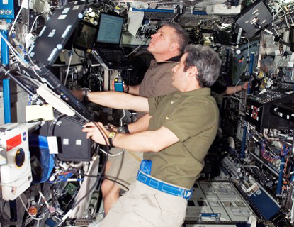 Léopold Eyharts, Mission Specialist, au premier plan, et Gregory H. Johnson, pilote, dans le module Destiny de la station spatiale. © Nasa