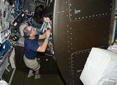 L’astronaute Donald Pettit, spécialiste de mission, configure le régénérateur d’eau à l’intérieur du module Destiny. Crédit Nasa