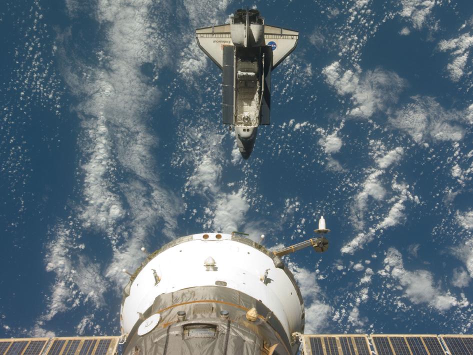 Une image d'Endeavourprise par l'expédition 20 de l'ISS, le 28 juillet 2009, peu après que la navette (qui, elle, en était à la mission STS-127) se soit séparée de la Station spatiale internationale. © Nasa