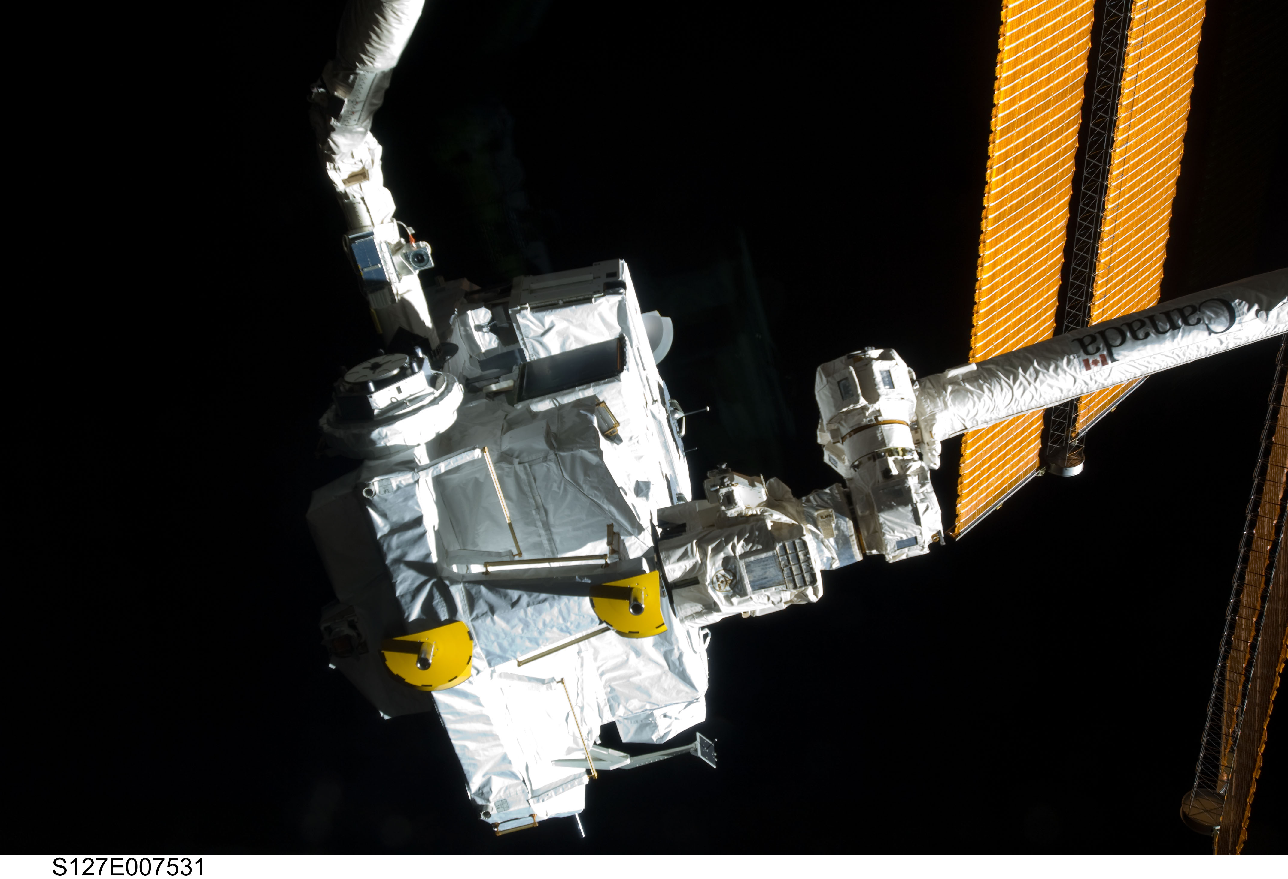 Le module JLE (Japanese Logistics Module Exposed Section) extrait de la soute de la navette Endeavour par Canadarm2, le bras de l'ISS. © Nasa