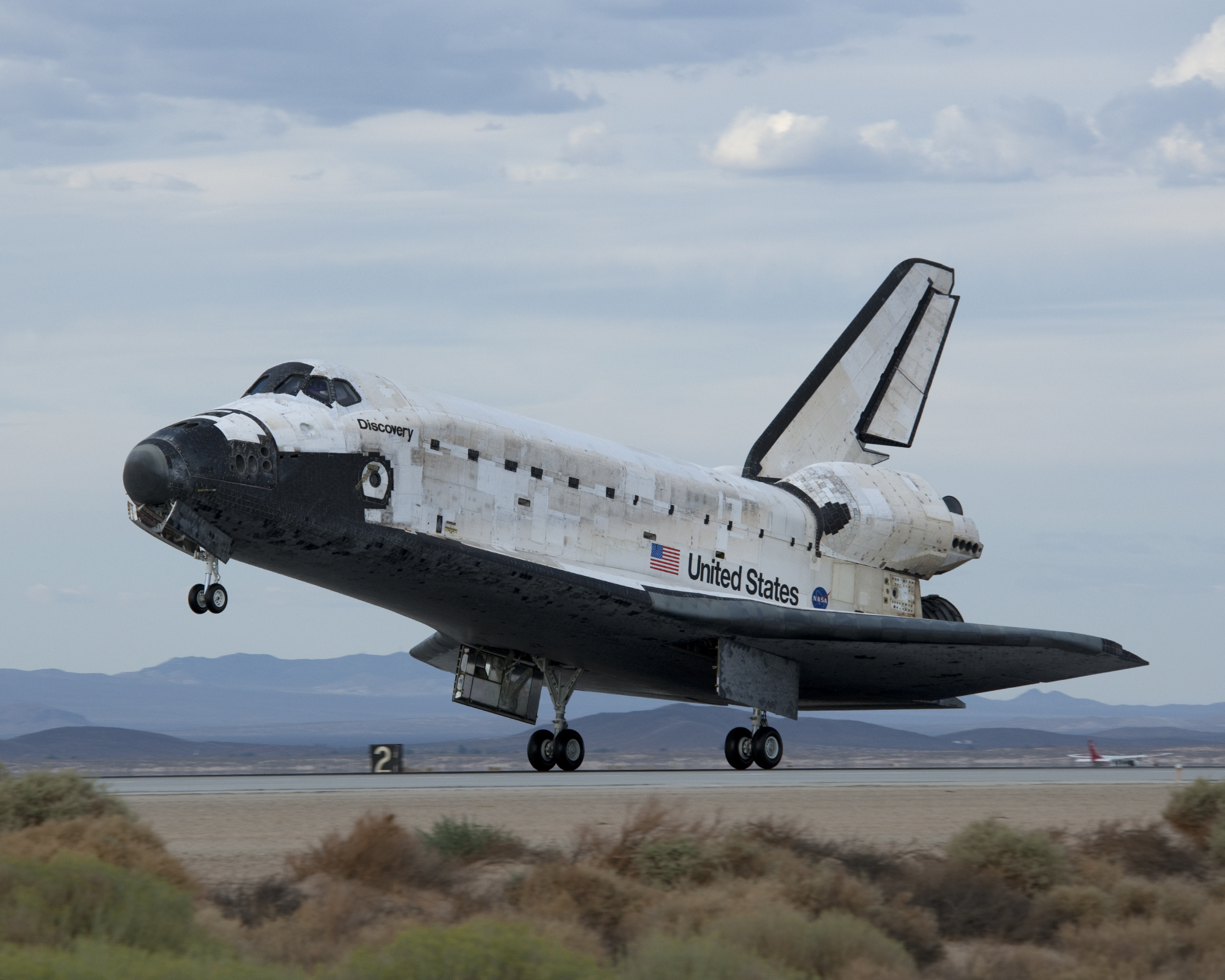 Discovery, qui termine la mission STS-128 se pose sur une piste de la base d'Edwards, en Californie, le samedi 12 septembre 2009 à 0 H 53 en Temps Universel. © 