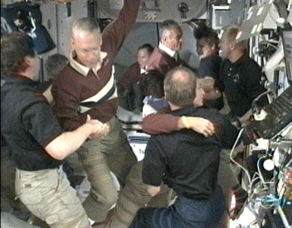  L'Expédition 20 de l'ISS accueille l'équipage de la navette spatiale Discovery, qui vient de s'arrimer. © Nasa-TV