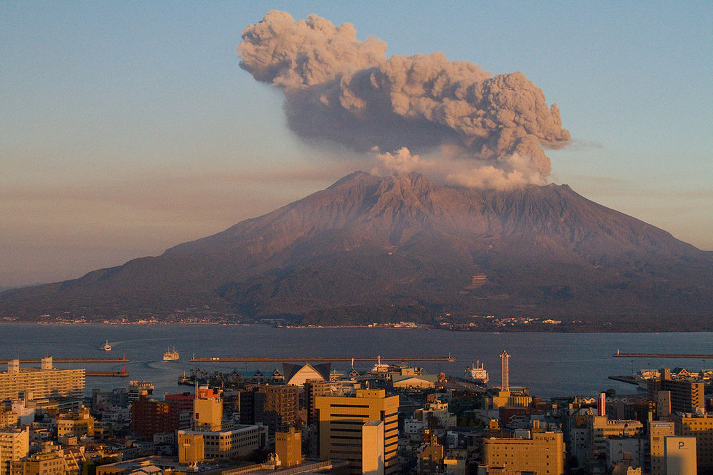 La ville de Kagoshima se trouve en face de l'impressionnant volcan Sakurajima. Elle compte plus de 600.000 habitants et bénéficie, grâce aux cendres du volcan, d'une terre particulièrement fertile.&nbsp;© Kimon Berlin, Flickr, cc by sa 2.0