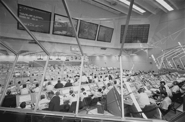 La salle de contrôle de Houston, en pleine supervision de la mission Apollo 11. © Licence Commons
