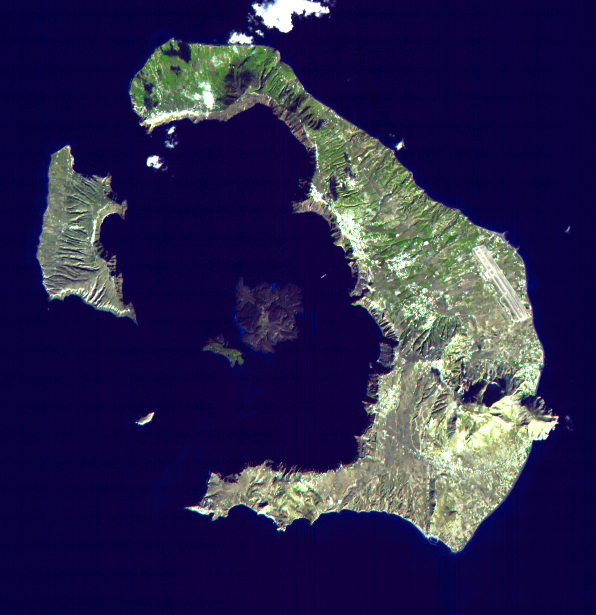 L'île de Santorin avec sa caldeira centrale. © Nasa