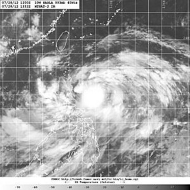 Une image satellite de Saola, le samedi&nbsp;28 juillet 2012. On repère les contours&nbsp;de l'île de Taïwan&nbsp;et la côte chinoise dessinés sur la carte.&nbsp;©&nbsp;U.S. Navy's Fleet Numerical Meteorology and Oceanography Center