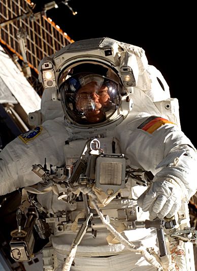 L’astronaute allemand Hans Schlegel au cours d’une mission d’assemblage de la Station Spatiale Internationale le 13 février 2008. Crédit Esa