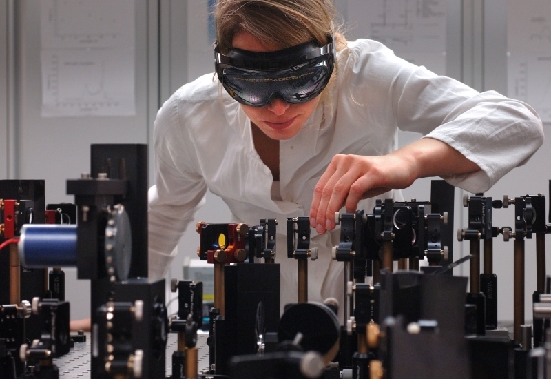 Nina Schwalb ajuste le spectroscope laser femtoseconde. © J. Haacks, CAU