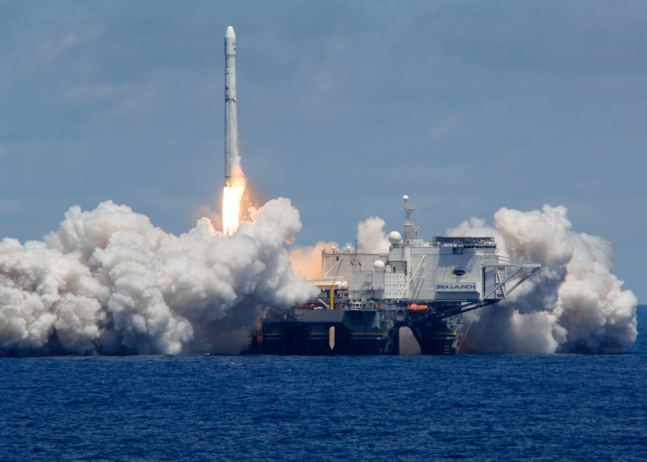 Deux après l'explosion au décollage du lanceur Zenit 3SL et la mise en redressement judiciaire qui s'en est suivie, Sea Launch vient de réussir son retour en vol avec le lancement d'Atlantic Bird 7. © Sea Launch