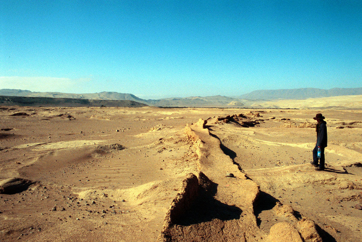 Les restes d'un canal d'irrigation construit par les Nazcas dans une région aujourd'hui désertique. © David Beresford-Jones