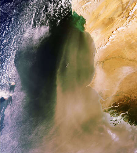 Envisat observe le sable et la poussière venus du désert du Sahara et poussés par le vent au-dessus de l'océan Atlantique le long des côtes de la Mauritanie (en haut), du Sénégal (au centre) et de la Guinée Bissau (en bas). © Esa