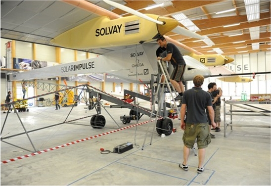 Dans son hangar, l'avion solaire de Solar Impulse, HB-SIA, est paré au décollage, prévu demain pour un long vol, en partie effectué de nuit.