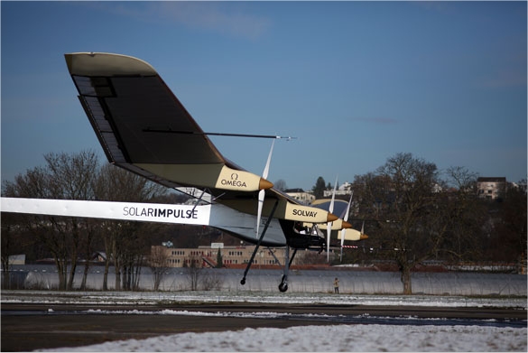 Un saut de puce pour un avion entièrement réinventé et qui, l'an prochain, volera à la seule force du soleil, pour, un jour, faire le tour du monde. © Solar Impulse