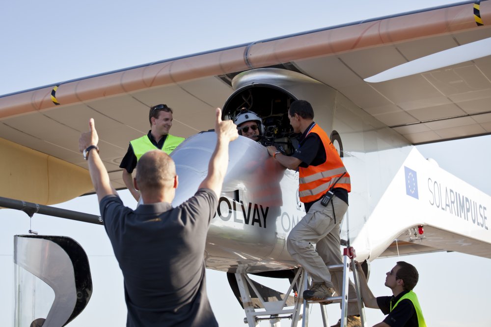 Retour à Payerne après la tournée européenne. Devant l'avion, Bertrand Piccard félicite le pilote. © Solar Impulse