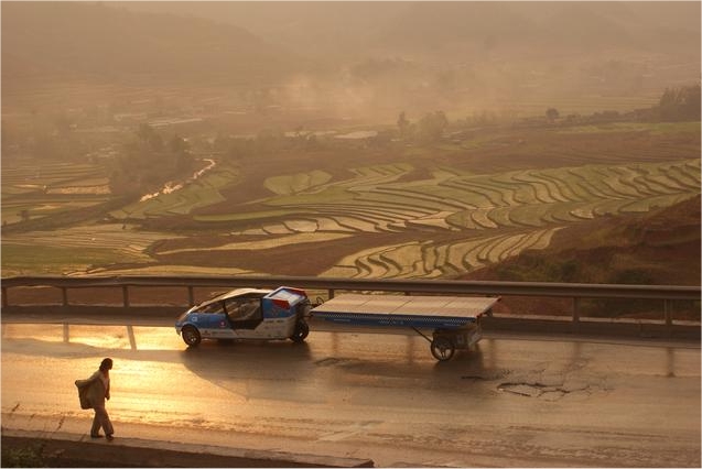 L'étrange SolarTaxi, une voiture biplace qui traîne ses cellules solaires en remorque. Elle est ici au sud de la Chine. © Equipe SolarTaxi