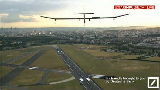Il est un peu plus de 21 h 00. L'avion solaire HB-SIA se présente sur l'aéroport du Bourget après un long vol de 16 heures depuis Bruxelles et un détour par la Bourgogne, soit 674 km parcourus à la vitesse de 42 km/h. © Solar Impulse