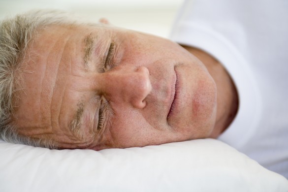 Le risque d’apnée du sommeil est plus grand pour les personnes âgées et pour les individus en surpoids, en particulier les femmes enceintes ou ménopausées. Fatigue, manque de concentration et maux de tête sont des conséquences connues, et ce syndrome augmente aussi le risque de maladie cardiovasculaire. © Phovoir