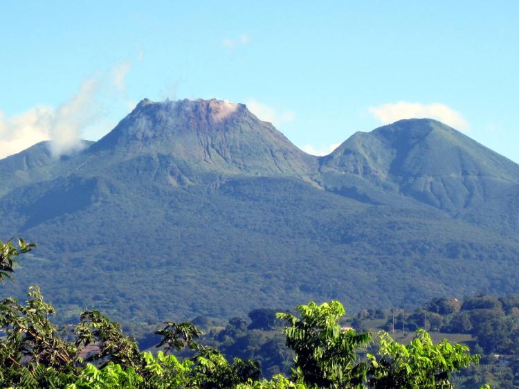 Le volcan de la Soufrière, vu ici depuis l'observatoire volcanologique de la Guadeloupe est sous haute surveillance. © CNRS