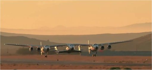 Le WhiteKnight Two décolle du Mojave Air and Space Port portant sous son aile le SpaceShip Two afin de l'emporter au-delà de dix mille mètres d'altitude. Tout semble prêt pour les premiers spatiaux. Le tarif n'est pas encore communiqué. © Virgin Galactic (extrait de la vidéo)