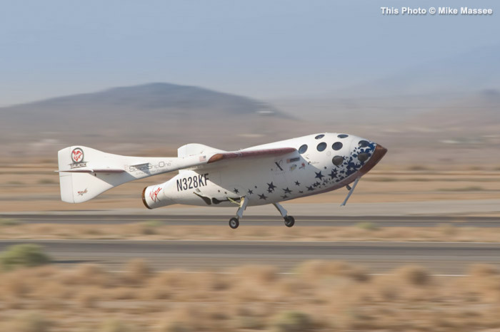 Octobre 2004 : retour sur Terre du SpaceShipOne après sa brève incursion dans l'espace, à quelque 100 km d'altitude. Un vol qui lui a permis de remporter l'Ansari X Prize. Depuis cette date, aucun avion spatial privé n’a réédité cette performance. © Mike Masee
